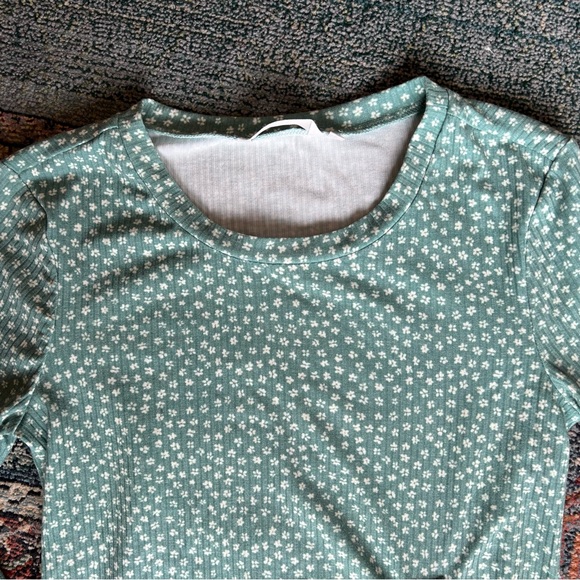 ✨3/15$ long sleeve green with flower - Picture 3 of 5